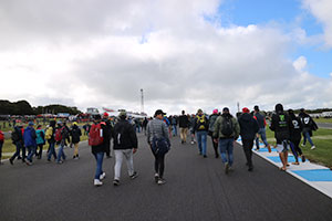 MotoGPレース終了後は観客がコースへ【イメージ】