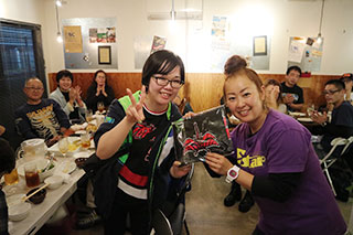 お楽しみ抽選会、当選の方をパチリ【イメージ】