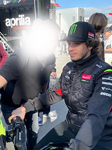 写真撮影に応じるベッツェッキ選手【イメージ】