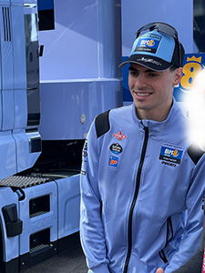 写真撮影に応じるアルデゲル選手【イメージ】