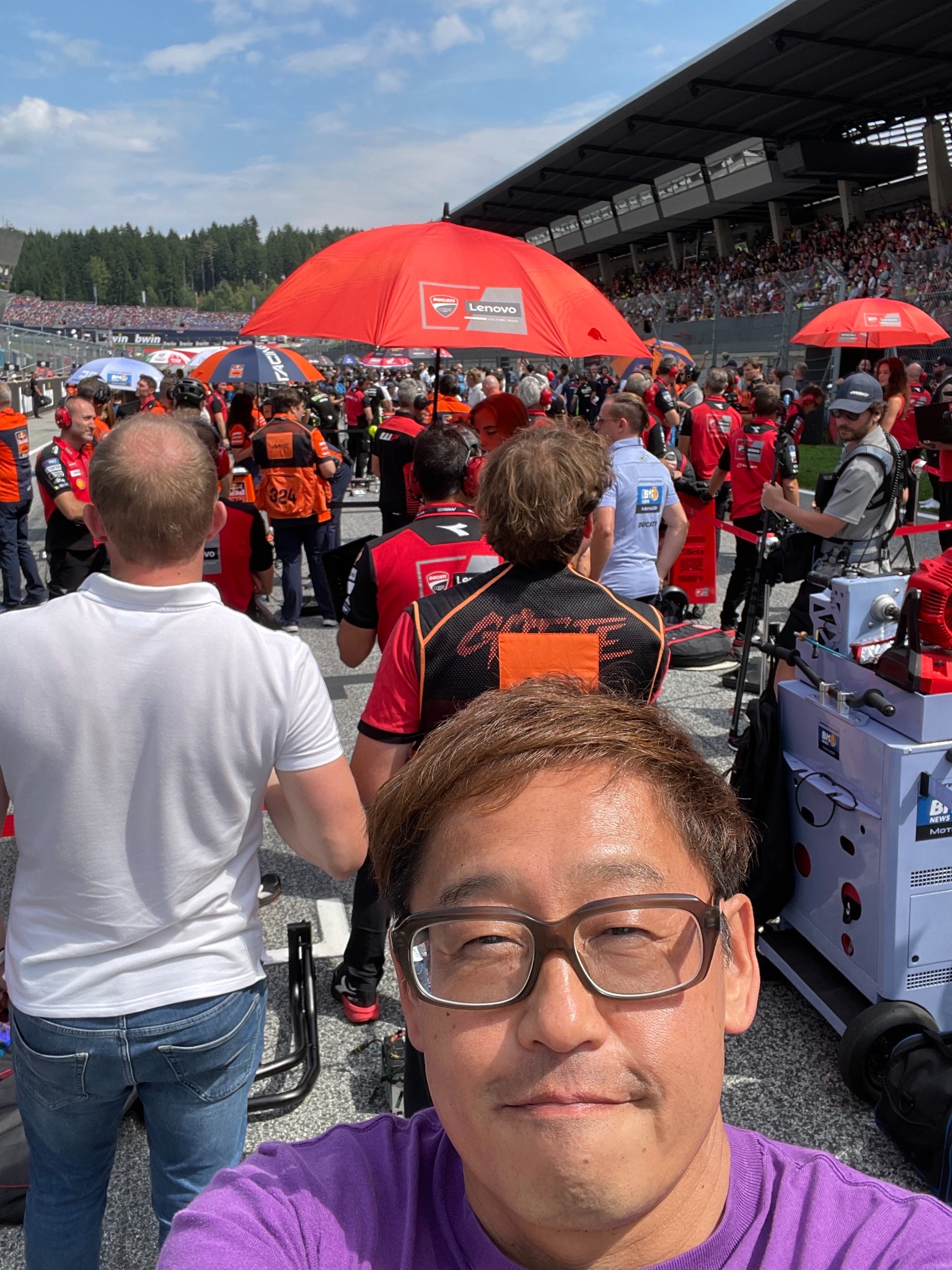 MotoGPのグリッドで撮影したイースタートラベル代表・佐藤英一